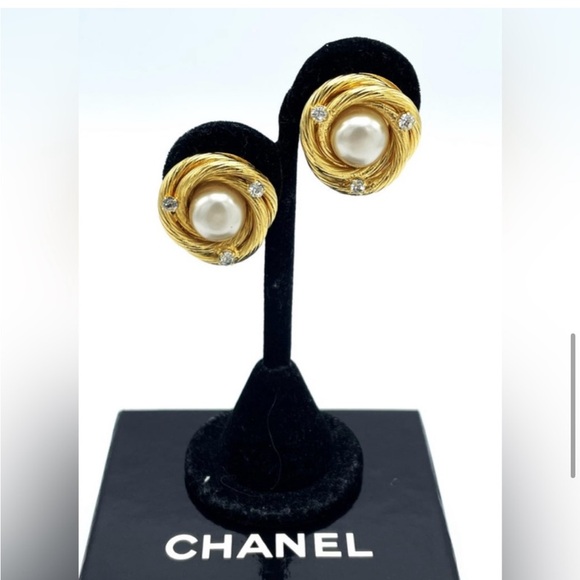Authentic Chanel PEARL EARRINGS 24K plated - Picture 6 of 15